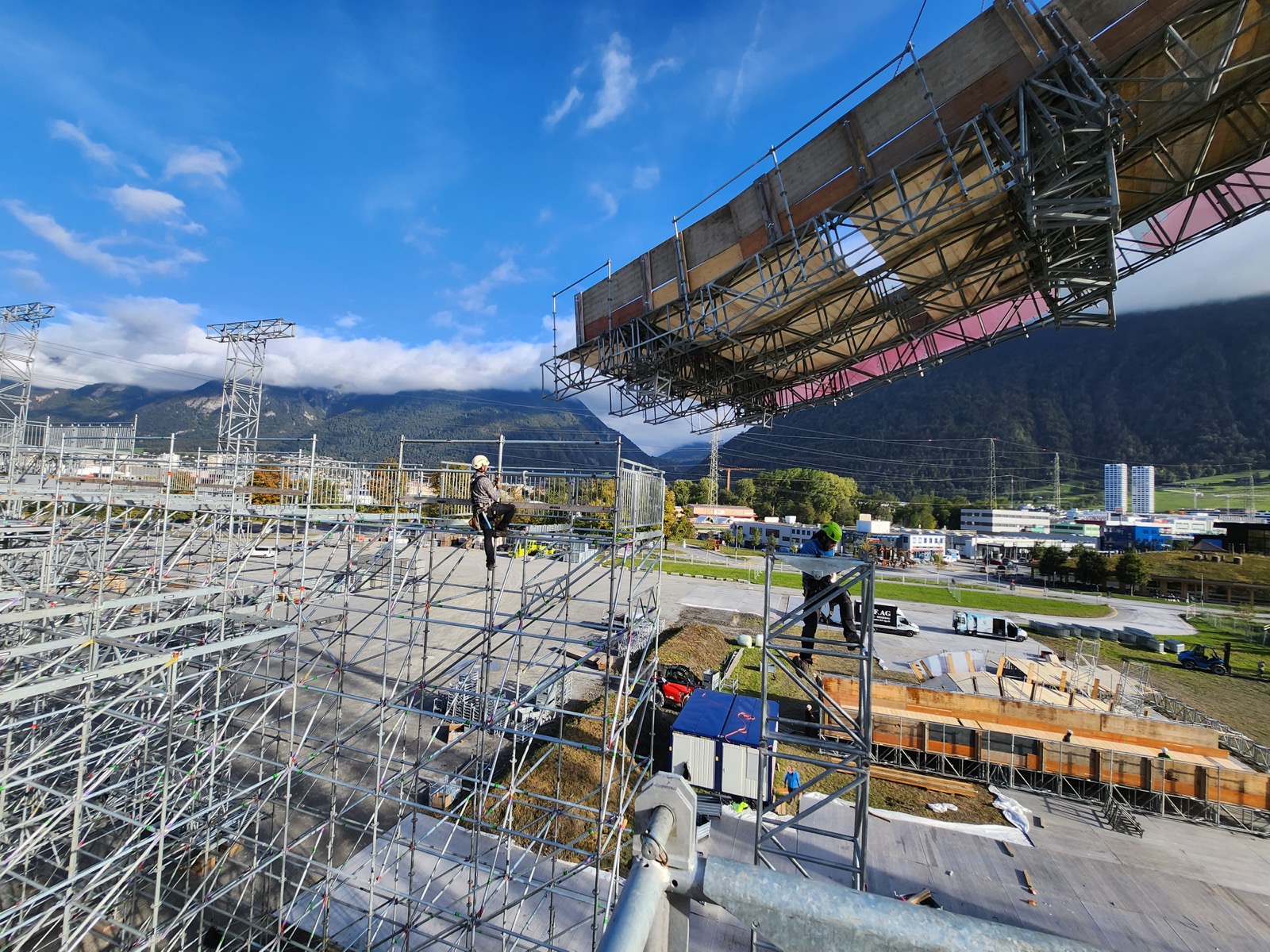 Bühnenkonstruktion vor Bergkulisse