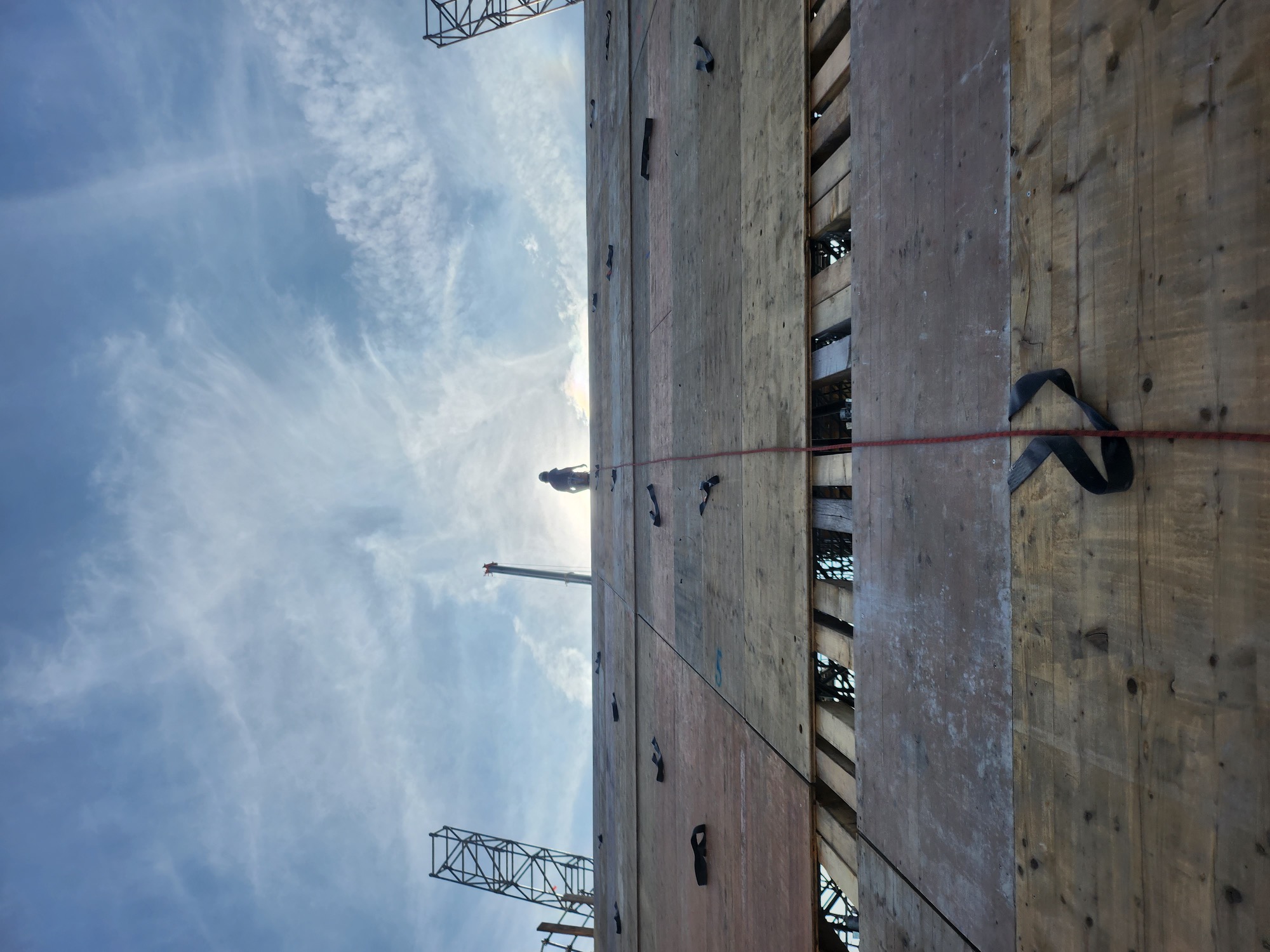 Montage auf Bühnenplattform