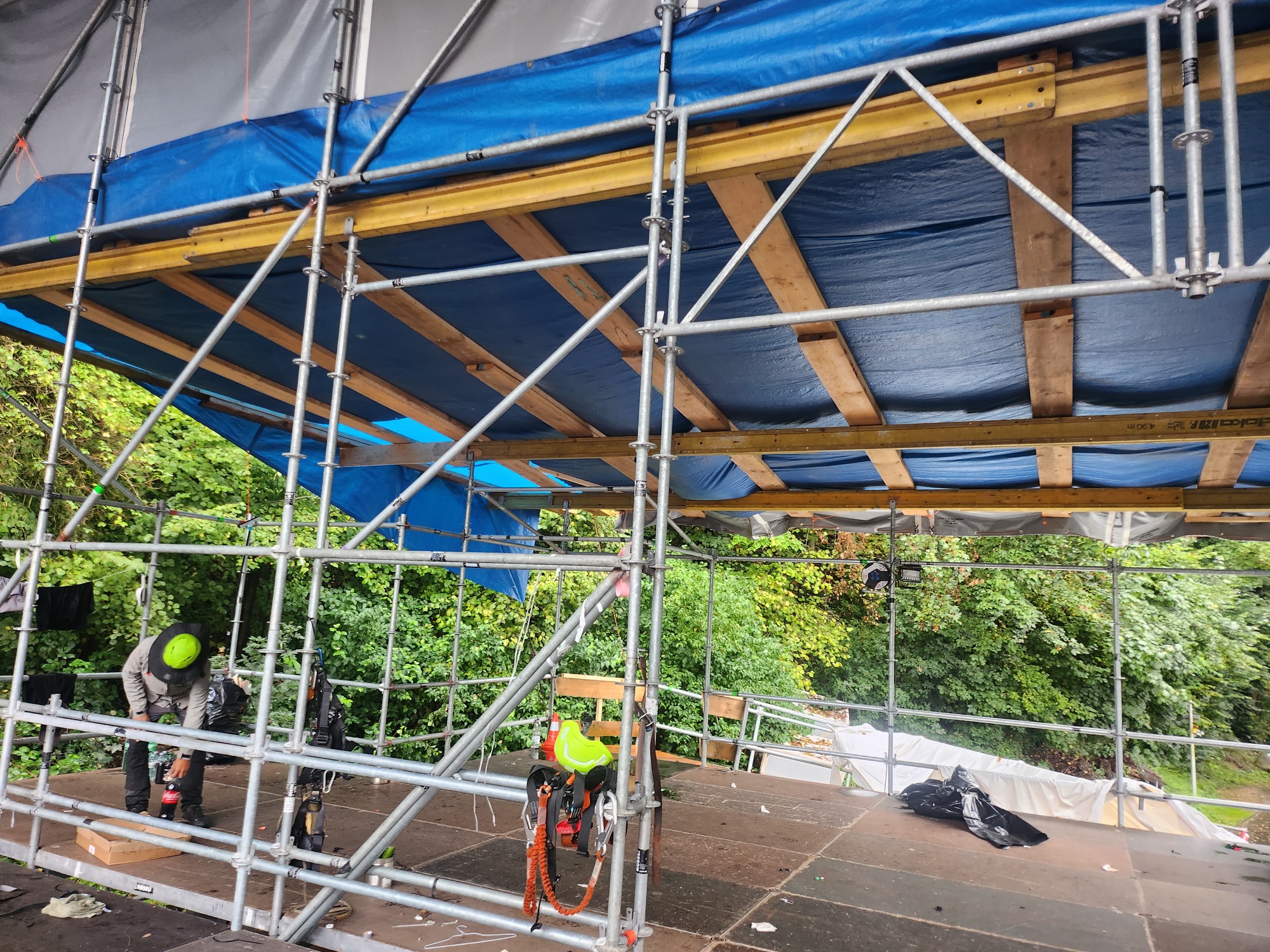 Gerüst mit Wetterschutz