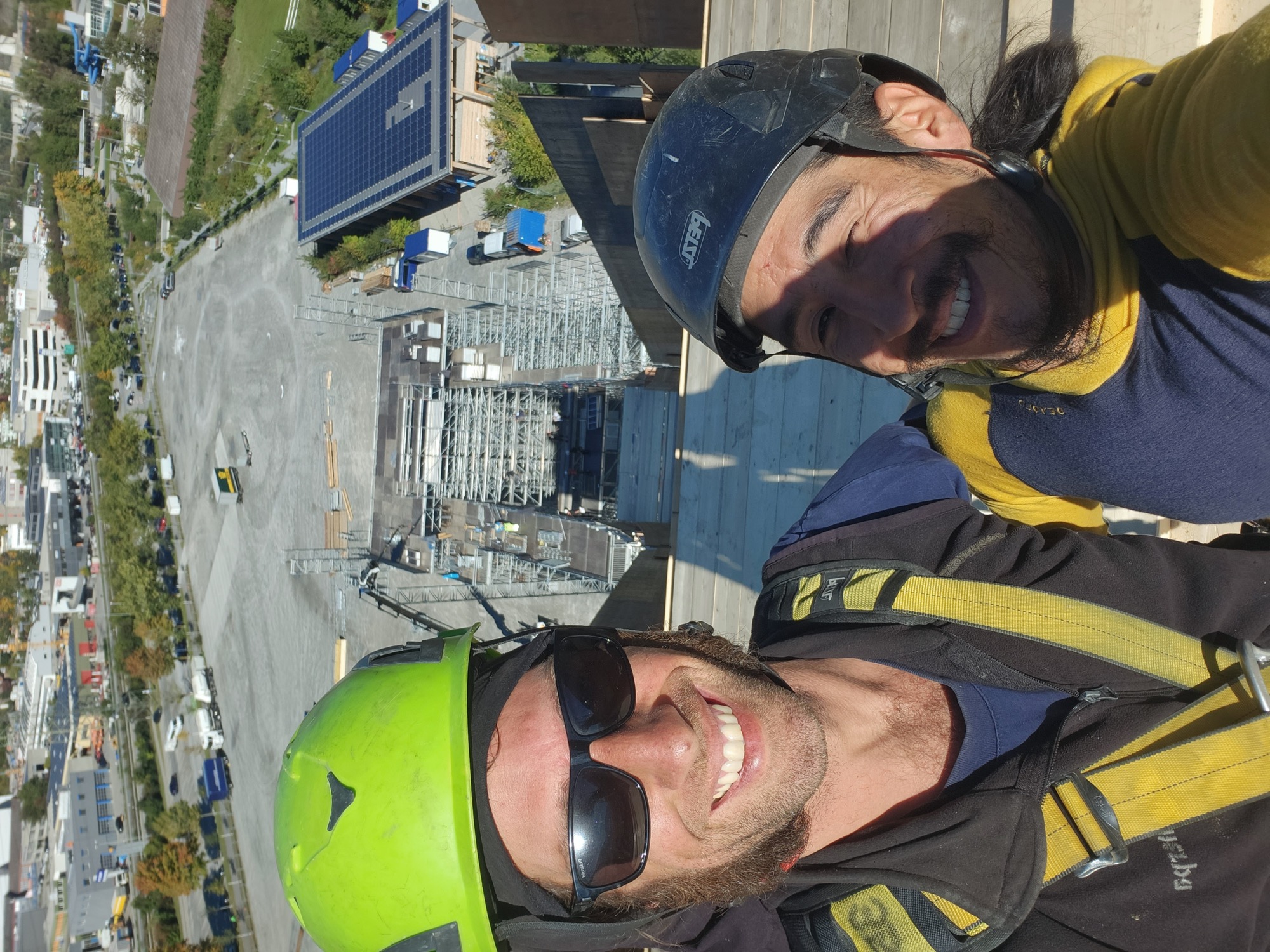 Crew Selfie in luftiger Höhe