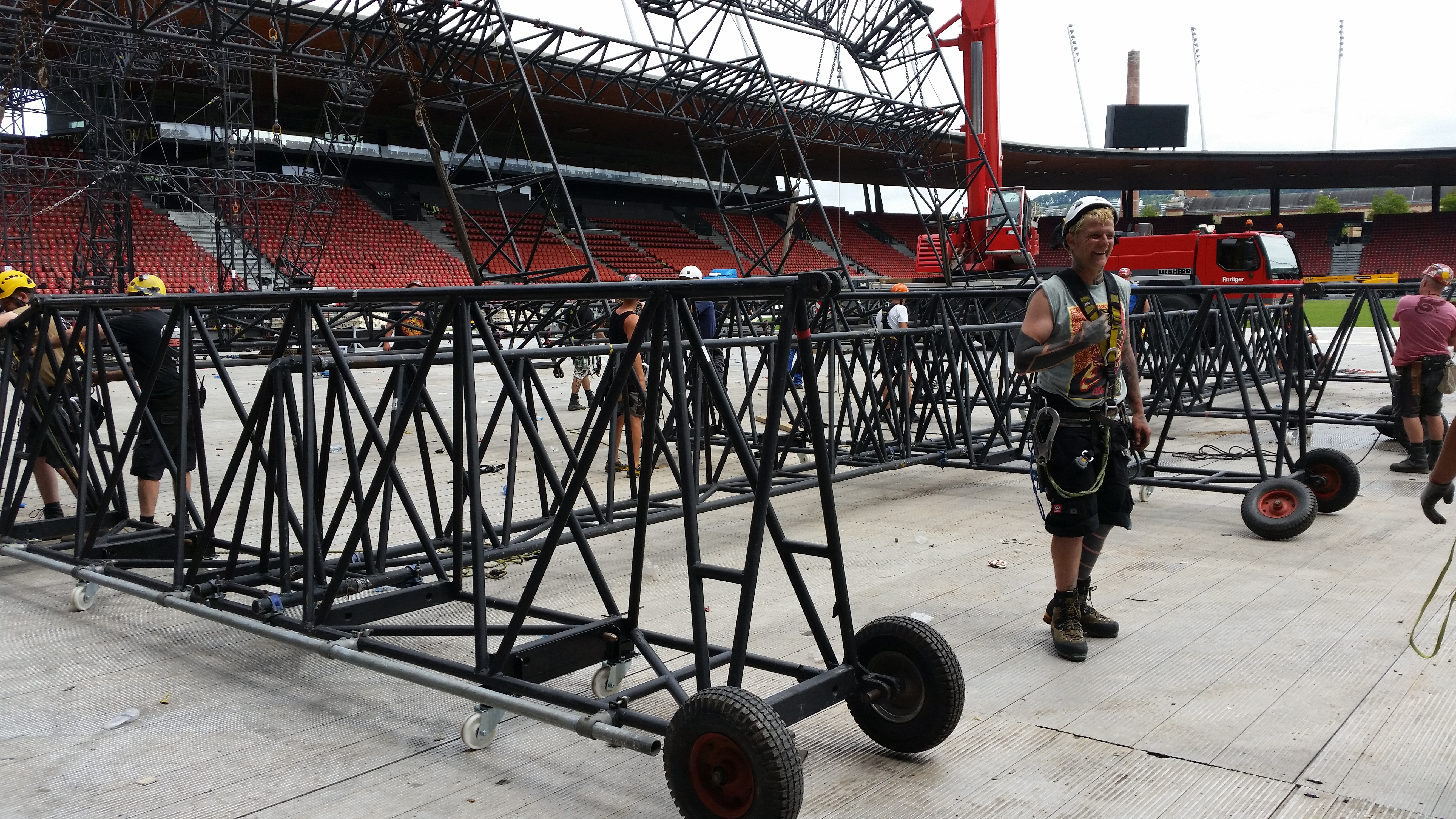 Equipo instalando barreras