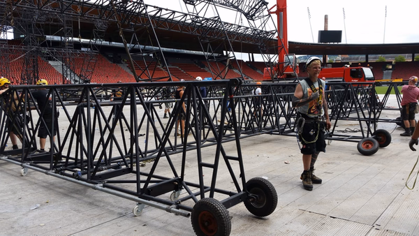 Montage auf Bühnenplattform