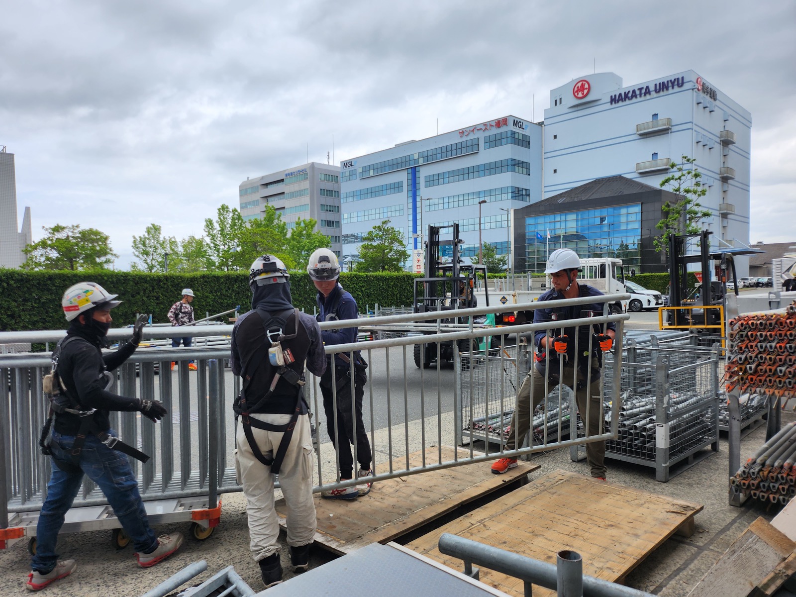 Team montiert Absperrungen